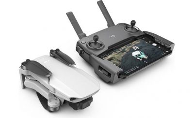 Dron y su mando controlador con el móvil