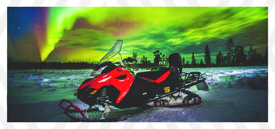 motos de nieve buscando auroras boreales en finlandia